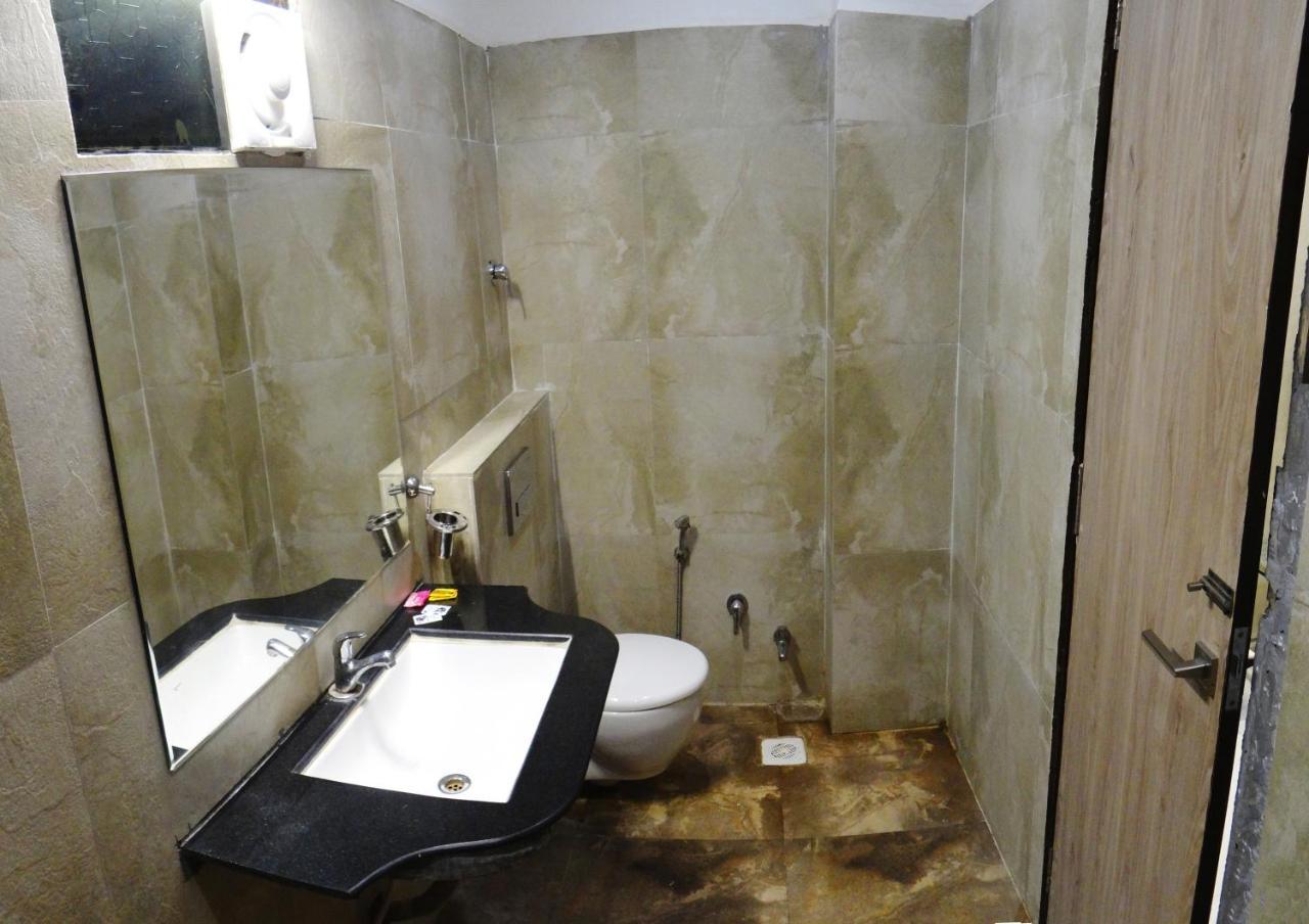 Hotel Kamad Giri,Udždžain Exteriér fotografie