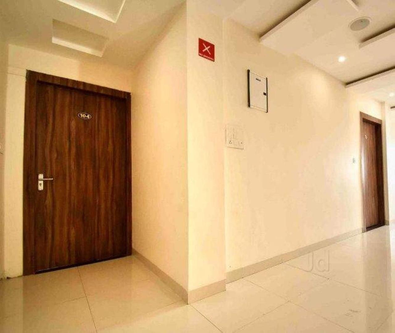 Hotel Kamad Giri,Udždžain Exteriér fotografie