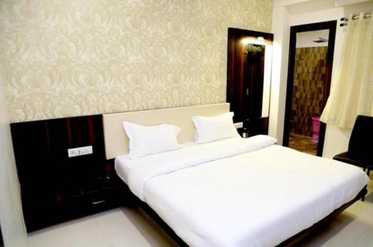 Hotel Kamad Giri,Udždžain Exteriér fotografie